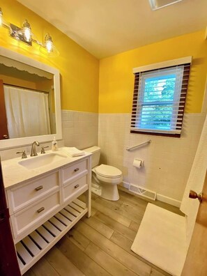 Hiustenkuivaaja, pyyhkeet, saippua, sampoo