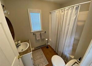 Dusche, Haartrockner, Handtücher, Toilettenpapier