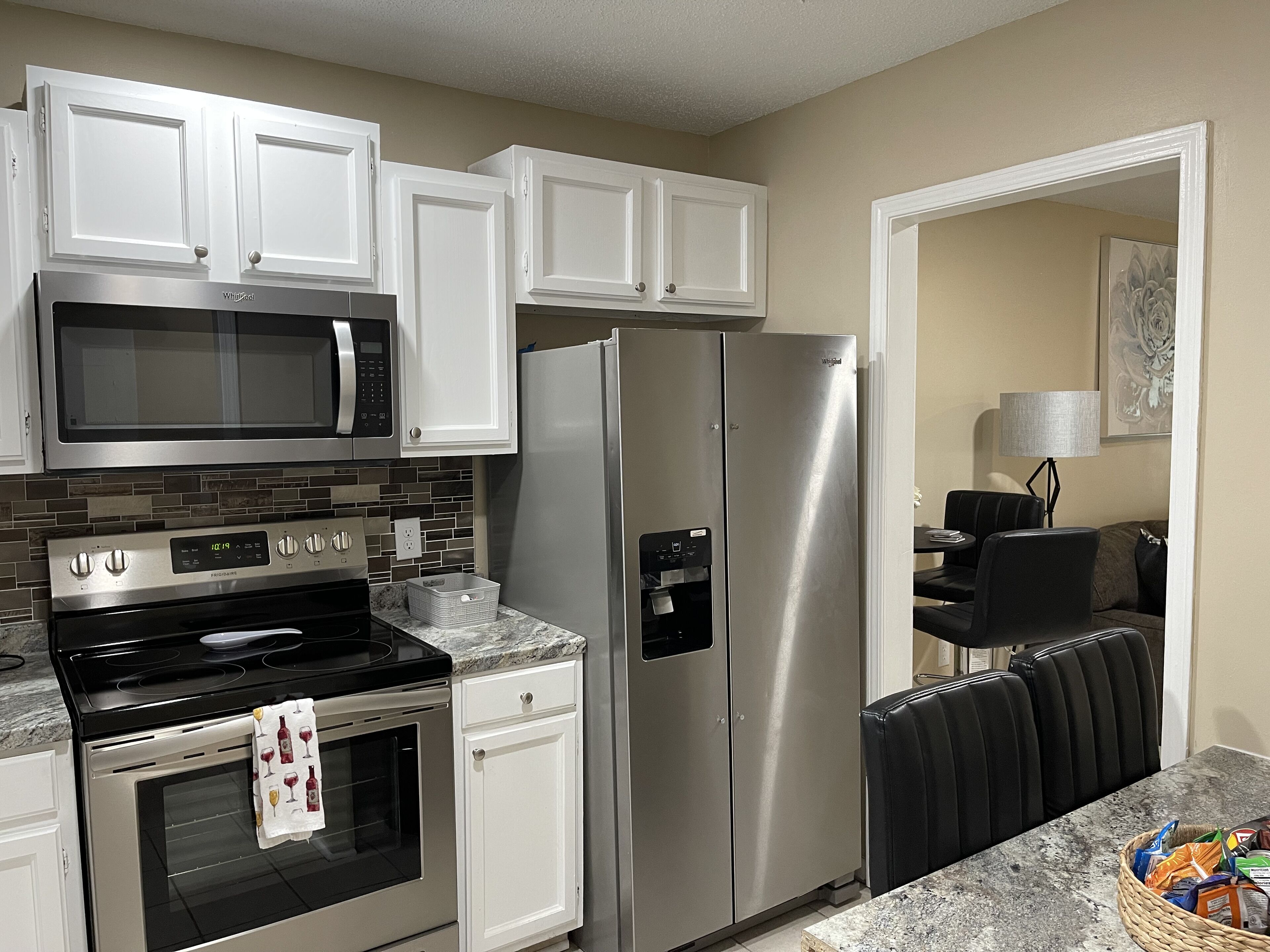 Réfrigérateur, micro-ondes, four, plaque de cuisson