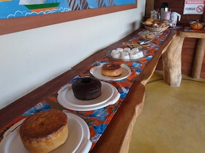 Café da manhã com buffet grátis todos os dias