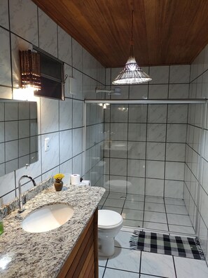 Family Room | Bathroom | Shower, towels, soap, toilet paper - Pedra Alta (Itacaré)