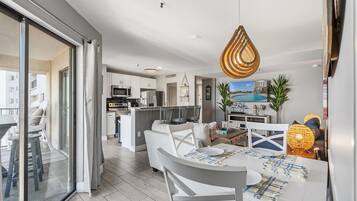 Deluxe-Apartment, 2 Schlafzimmer, Balkon, Meerblick (Renaissance Tower 1117) | Essbereich im Zimmer