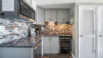 Studio Suite Deluks, balkon, tepi laut (Renaissance Tower 1203) | Dapur pribadi | Lemari es besar, oven, kompor, dan mesin pencuci piring