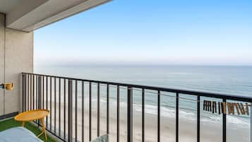 Leilighet, 2 soverom, balkong, havutsikt (Renaissance Tower 2001) | Balkong