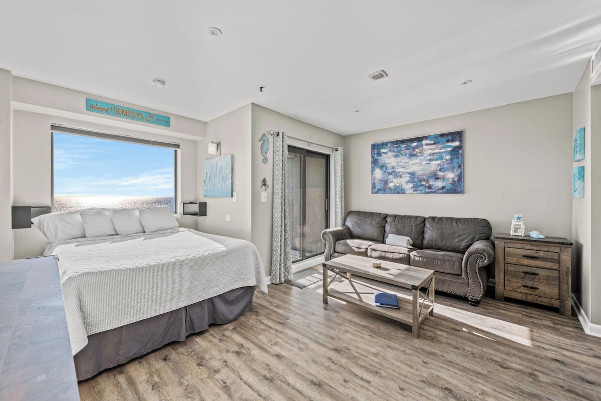 Studio Suite Deluks, balkon, tepi laut (Renaissance Tower 1203) | 2 kamar tidur dan Wi-Fi gratis