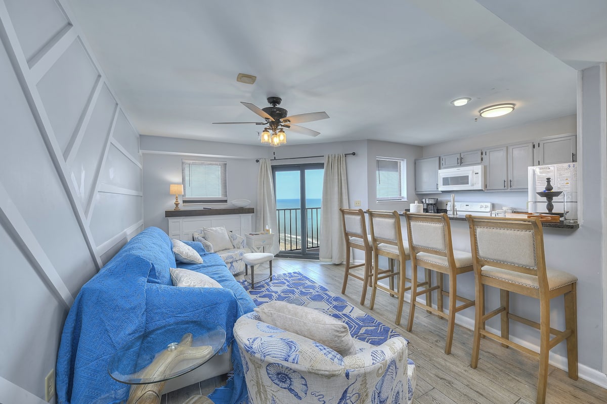 Deluxe Condo, 2 Bedrooms, Balcony, Ocean View (Renaissance Tower 2015) | Living area