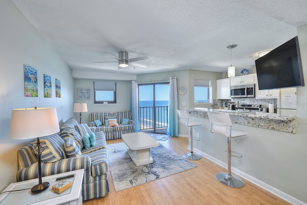 Condo, 2 Bedrooms, Balcony, Ocean View (Renaissance Tower 2113) | Living area