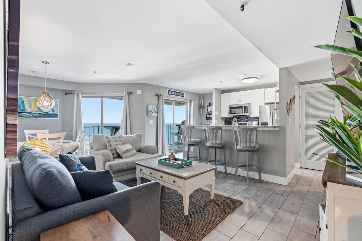 Deluxe-Apartment, 2 Schlafzimmer, Balkon, Meerblick (Renaissance Tower 1117) | Wohnbereich