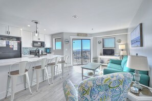 Deluxe appartement, 2 slaapkamers, balkon, uitzicht op zee (Renaissance Tower 514) | Woonruimte