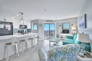 Appartamento Deluxe, 2 camere da letto, balcone, vista oceano (Renaissance Tower 514) | Area soggiorno
