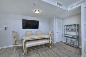 In-room dining - Myrtle Beach Resort by Elliott Realty (Myrtle Beach)
