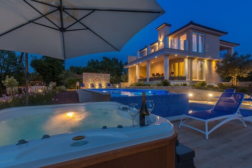 Luxury Villa Confidenza with Pool
