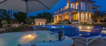 Luxury Villa Confidenza with Pool