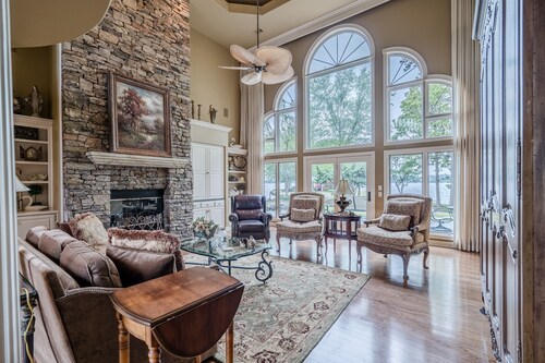 Lake Balboa Executive Home, Lakeview Every Room. Private Peninsula