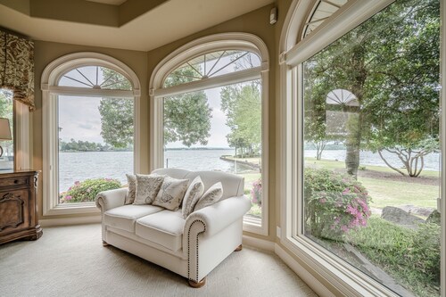 Lake Balboa Executive Home, Lakeview Every Room. Private Peninsula