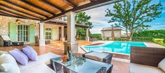 Villa Green Estate with Pool