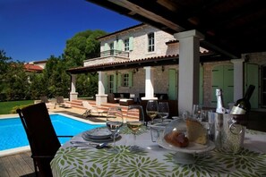 Outdoor dining - Villa Green Estate with Pool (Višnjan)