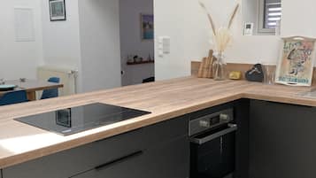 Kühlschrank, Mikrowelle, Ofen, Herdplatte