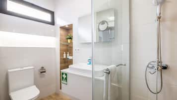 Chuveiro, secador de cabelo, sabonete, shampoo