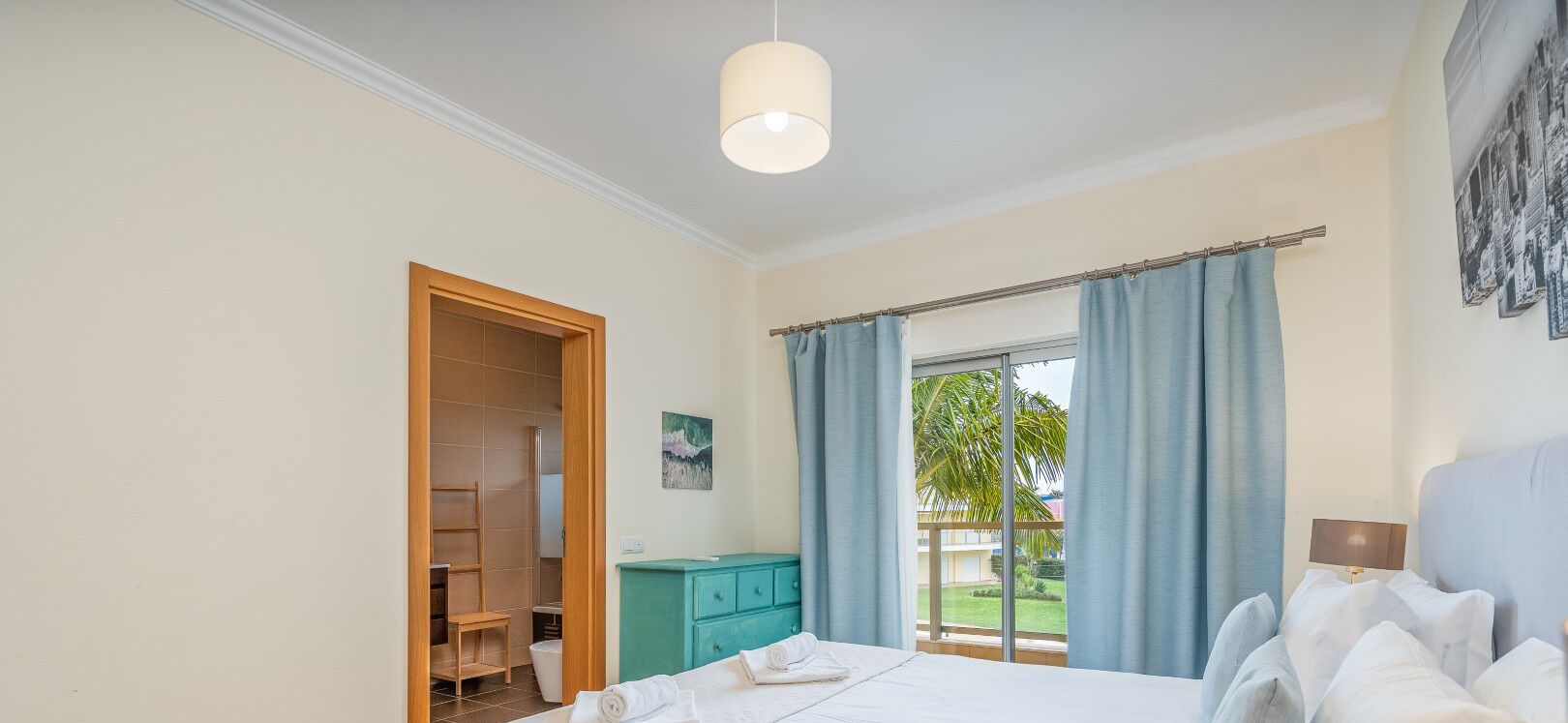 1 habitación, tabla de planchar con plancha, wifi gratis y ropa de cama 