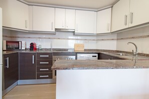 Fridge, microwave, oven, coffee/tea maker - Global Vacacional: Apartment 200m from the beach of Puerto de Sagunto (Puerto de Sagunto)