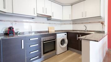 Kühlschrank, Mikrowelle, Ofen, Wasserkocher mit Kaffee-/Teezubehör