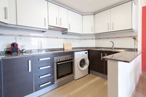 Fridge, microwave, oven, coffee/tea maker - Global Vacacional: Apartment 200m from the beach of Puerto de Sagunto (Puerto de Sagunto)