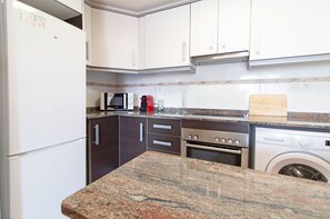 Fridge, microwave, oven, coffee/tea maker - Global Vacacional: Apartment 200m from the beach of Puerto de Sagunto (Puerto de Sagunto)