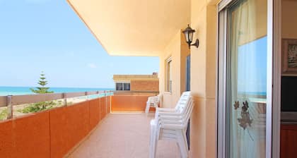 Global Properties: Apartment with terrace and views of the beach