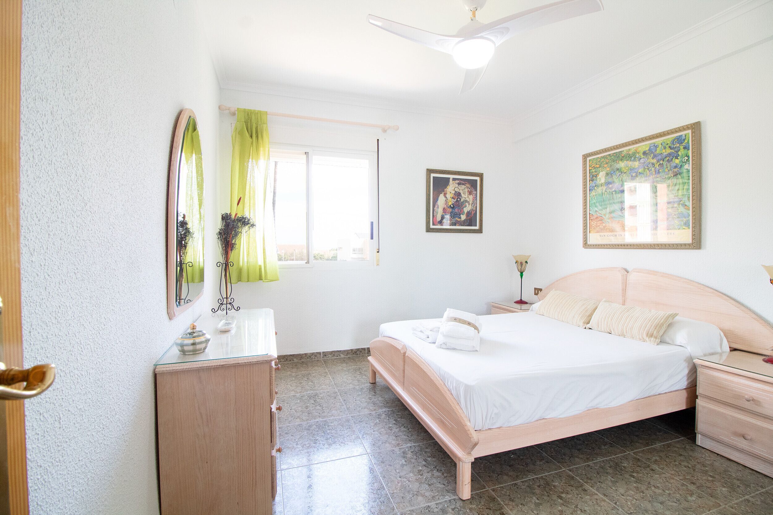 3 dormitorios, tabla de planchar con plancha, wifi y ropa de cama