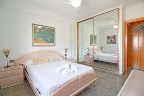 3 bedrooms, iron/ironing board, WiFi, bed sheets - Global Vacacional: Apartment with terrace and pool on the beachfront (Canet d´en berenguer)