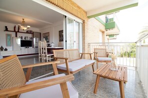 Outdoor dining - Global Vacacional: Apartment with terrace and pool on the beachfront (Canet d´en berenguer)