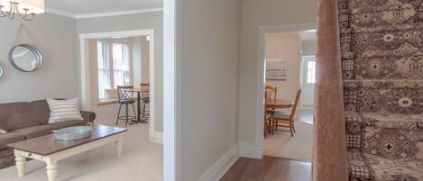 Televisión, chimenea, libros