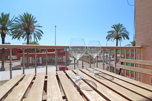 Outdoor dining - Global Properties: Apartment on the first line, Puerto de Sagunto beach (Puerto de Sagunto)