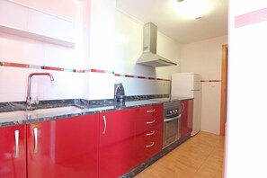 Kühlschrank, Mikrowelle, Ofen, Wasserkocher mit Kaffee-/Teezubehör