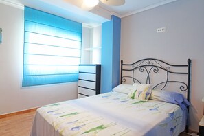 3 bedrooms, iron/ironing board, free WiFi, bed sheets - Global Properties: Apartment on the first line, Puerto de Sagunto beach (Puerto de Sagunto)