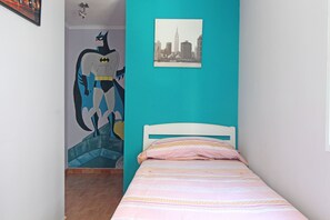3 slaapkamers, een strijkplank/strijkijzer, gratis wifi, beddengoed