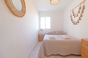 2 chambres, fer et planche à repasser, draps fournis