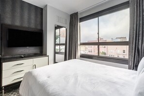 1 slaapkamer, een kluis op de kamer, een bureau