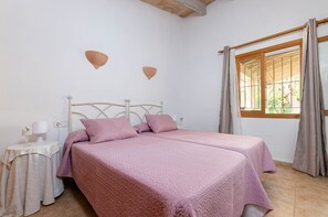 3 bedrooms, iron/ironing board, free WiFi, bed sheets