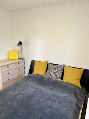 1 bedroom, travel cot