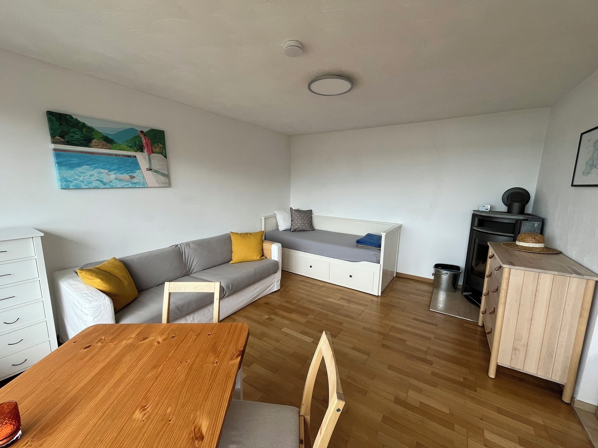 Fernseher, Kamin, Bücher, Stereoanlage