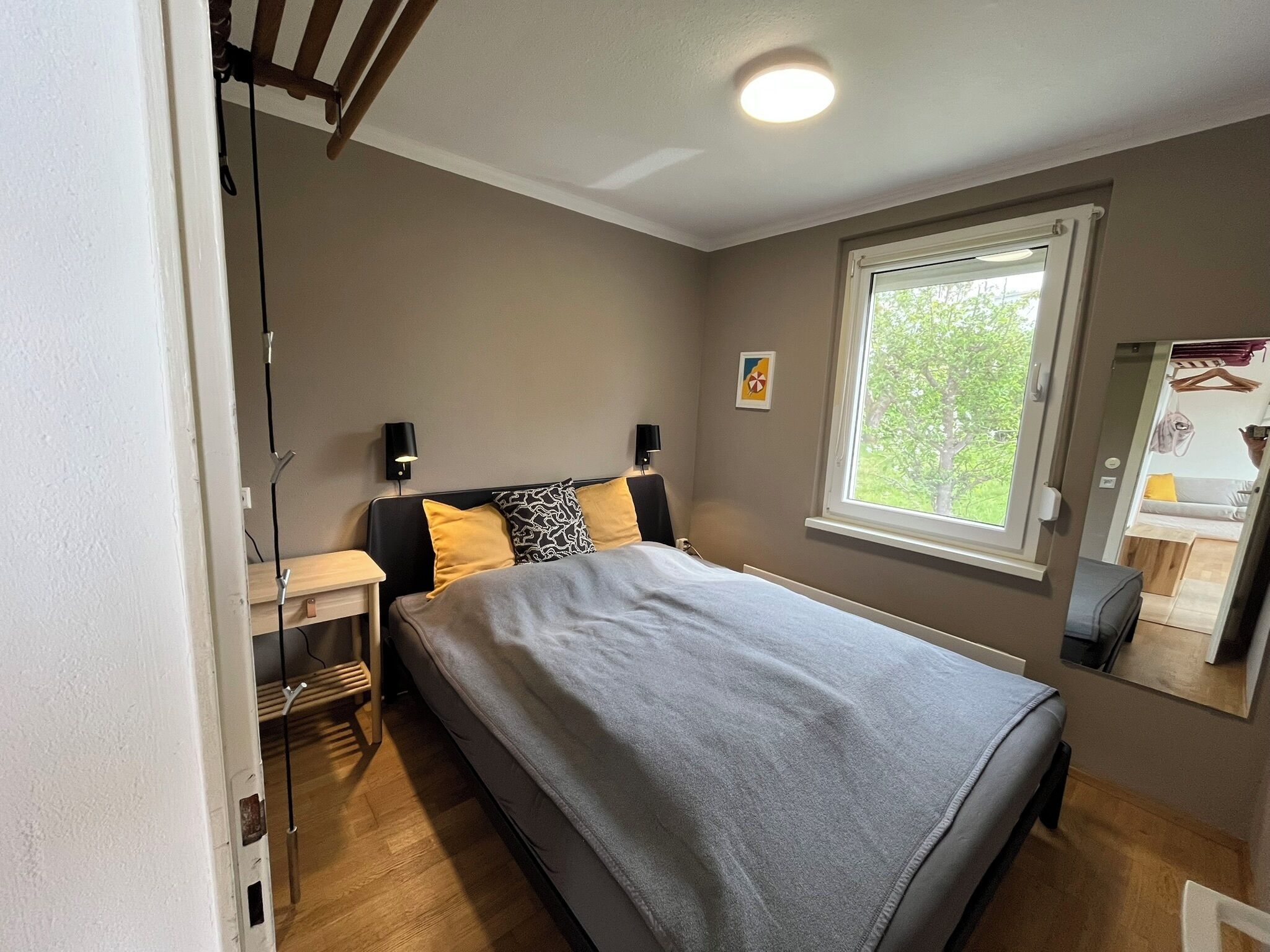 1 bedroom, travel crib