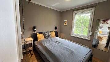 1 bedroom, travel crib