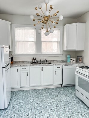 Private kitchen - The Chandelier House + Loft of Midtown - Near It All! (Memphis)