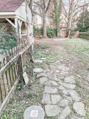 Property grounds - The Chandelier House + Loft of Midtown - Near It All! (Memphis)