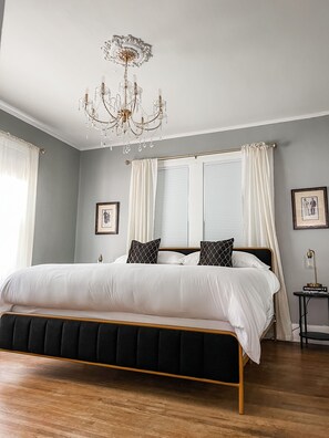 4 bedrooms, WiFi - The Chandelier House + Loft of Midtown - Near It All! (Memphis)