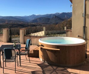 Un bain à remous sur une terrasse avec vue sur les montagnes.