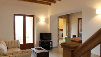 Televisie, een dvd-speler, tafelvoetbal en een stereo