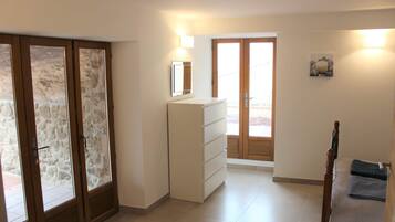 2 slaapkamers, een strijkplank/strijkijzer, reisbedje, wifi